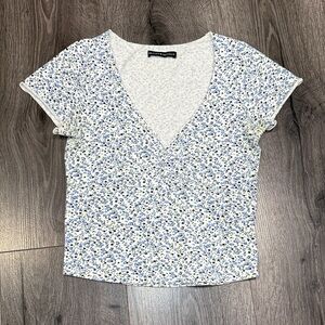 💙Brandy Melville Floral V-Neck Stylish Girly Tee - Blue and White